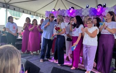 CDL participa de evento na Praça São Salvador distribuindo rosas para marcar o dia da Mulher