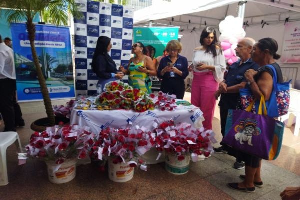 CDL participa de evento na Praça São Salvador distribuindo rosas para marcar o dia da Mulher