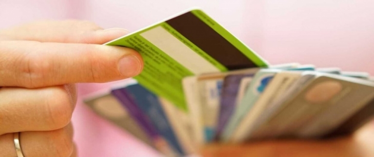 Cartão de loja e empréstimos são os principais tipos de conta que levam à inadimplência, revelam SPC Brasil e CNDL