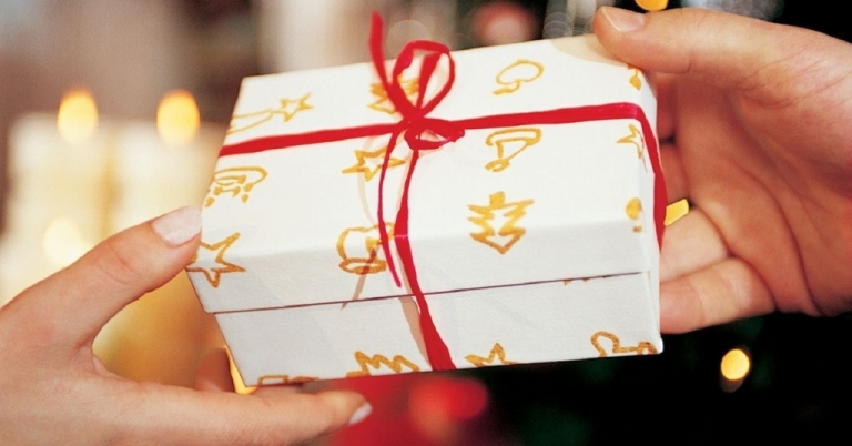 Para 47% dos entrevistados, amigo secreto é estratégia para economizar nos presentes de Natal